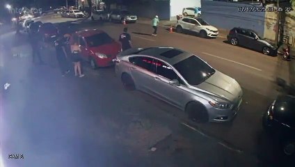 1h35m44s: Veja o momento exato que Rafael Lustosa Barreto é atingido e morto no Centro de Cascavel