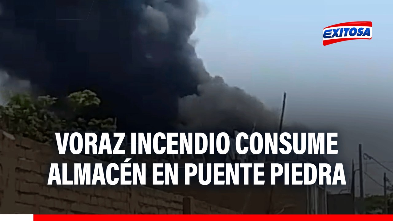 Incendio de grandes proporciones consume almacén de plástico en Puente Piedra