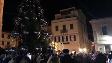 Ad Alghero iniziano le feste: acceso l'albero di Natale a Porta Terra
