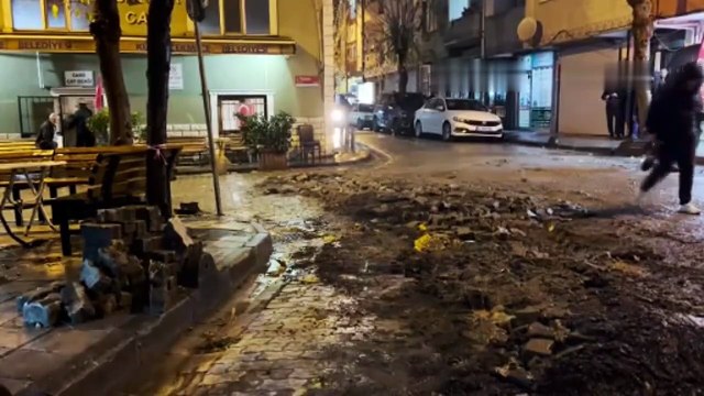 Sağanak yağış yolu çökertti Araçlar çukura düştü