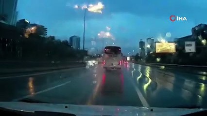 Maltepe'de minibüsün devrildiği anlar kamerada