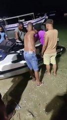 URGENTE! Jet Ski atinge barco de pesca em praia da Cidade Baixa e piloto morre na hora