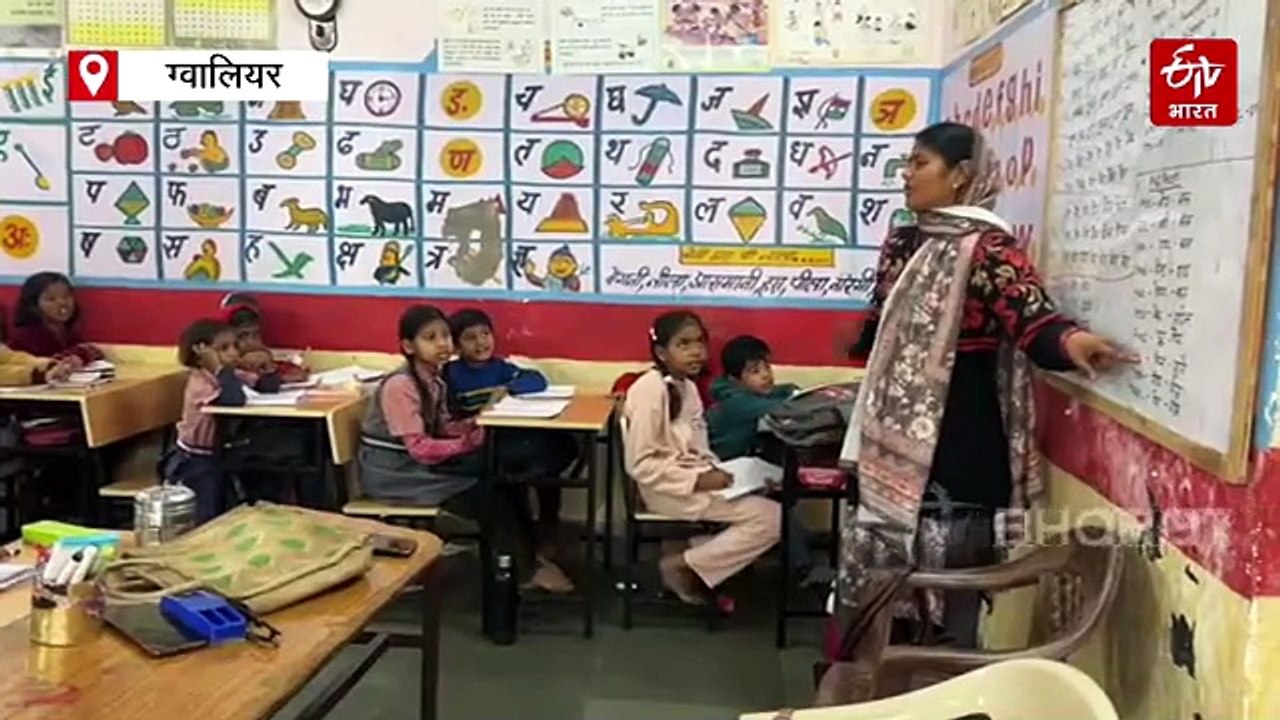 'शिक्षा मित्र' बदल रहा सरकारी स्कूलों की तस्वीर, क्लास में टेबल-बेंच देख खुशी से उछल पड़े बच्चे