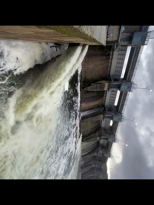 El pantano de El Vicario, desembalsando agua
