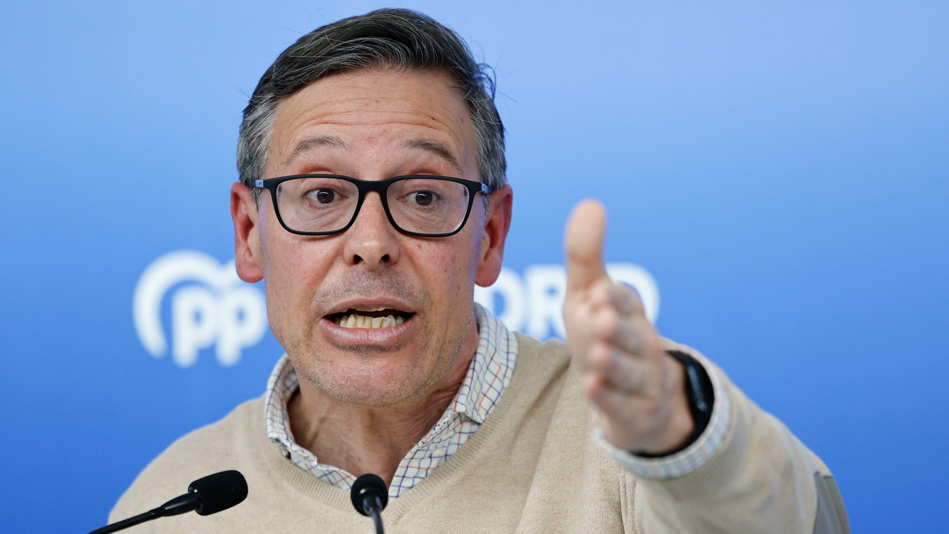 El Partido Popular de Madrid ha marcado este fin de semana las l�neas maestras de su ofensiva ideol�gica contra el Ejecutivo central. Durante la inauguraci�n de la III Academia de la Juventud Madrile�a en San Lorenzo de El Escorial, el secretario general de los populares madrile�os, Alfonso Serrano, ha realizado un llamamiento a la resistencia frente a lo que considera una deriva autoritaria del gabinete de Pedro S�nchez, asegurando que el pa�s atraviesa un "momento crucial de la sociedad" donde impera lo "ligero, r�pido, superficial, donde nada importa demasiado".
En un discurso de alto voltaje pol�tico, Serrano ha denunciado el uso de la cancelaci�n como herramienta de control social. Seg�n el n�mero dos de Isabel D�az Ayuso, cuando un ciudadano decide apartarse de las tesis oficiales, se activa un mecanismo de "castigo, se�alamiento, etiqueta, linchamiento digital o muerte civil". Para el dirigente popular, la izquierda promueve una apertura mental ficticia: "(Dicen) Que hay que abrir la mente, pero solo hasta donde ellos marcan", advirti� ante los j�venes de NNGG.
Serrano vincul� este clima de hostilidad con la situaci�n judicial que rodea al alcalde de M�stoles, Manuel Bautista. El secretario general enmarc� las acusaciones de acoso contra el regidor en una "vendeta personal" basada en lo que calific� como la intenci�n de "prefabricar pruebas" contra el PP.
El secretario general fue especialmente duro al enumerar los esc�ndalos que, a su juicio, el Gobierno intenta invisibilizar. Serrano afirm� con rotundidad que no hay nada "que intente la izquierda pol�tica y medi�tica" que sea "capaz de tapar sus puteros, sus corruptelas, sus l�os de Bego�a, del hermano, los negocios de Zapatero, las entregas a Bildu, las entregas a Esquerra Republicana, la entrega de la igualdad y la libertad de los espa�oles".
Bajo esta premisa, el l�der madrile�o acus� al Gobierno de instalar a Espa�a en una "decadencia pol�tica, institucional y moral", calificando el discurso oficialista como "autoritarismo con maquillaje". Ante estas cr�ticas, Serrano reafirm� la independencia de su formaci�n: "nos importa un carajo lo que diga una izquierda carca, intolerante y moralista", sentenci�, subrayando que "no vamos a pedir perd�n por pensar, por debatir y por defender nuestras propias ideas".
La clausura del acto, que cont� con el respaldo del secretario general nacional del PP, Miguel Tellado, se centr� en movilizar a las nuevas generaciones. Serrano inst� a los asistentes a no dejarse amedrentar por las etiquetas y a "dar la batalla cultural con una sorpresa canalla, sin pedir perd�n, sin complejos, sin caer en la trampa de la superioridad moral de ajena".
En su opini�n, el verdadero progresismo no consiste en la ruptura, sino en la preservaci�n de los valores democr�ticos. "Reaccionario no es querer conservar lo bueno, reaccionario es destruirlo todo y llamar avance a la ruina, que es a lo que nos lleva este Gobierno de Espa�a", concluy� Serrano, apelando a la necesidad de contar con "j�venes inc�modos" que no se dejen "domesticar" por el pensamiento �nico.