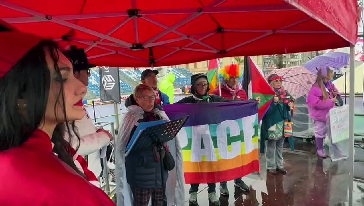 Carnevale di Viareggio 2026, secondo corso: il via sotto il diluvio. L'appello del Forum per la pace