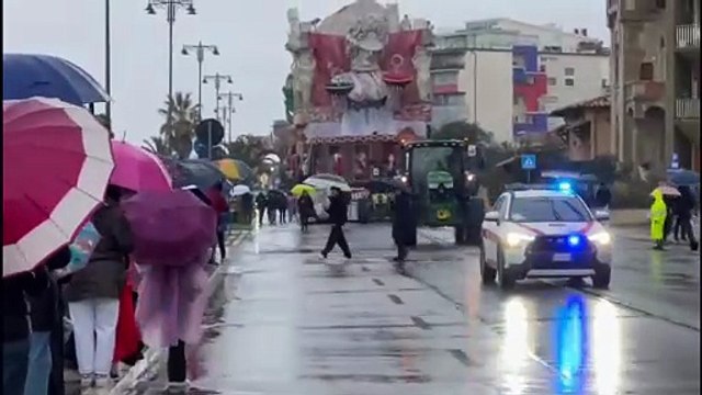 Viareggio, secondo corso bagnato: i carri sfilano sotto la pioggia