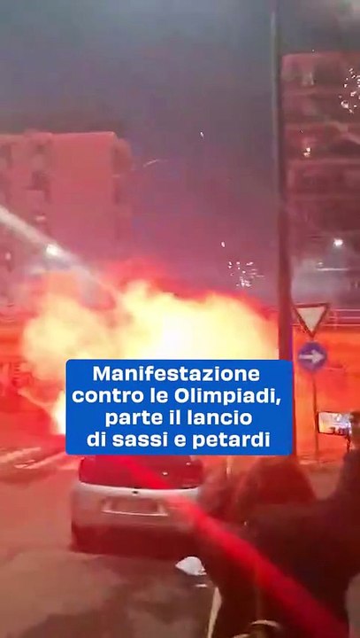 Manifestazione contro le Olimpiadi, parte il lancio di sassi e petardi