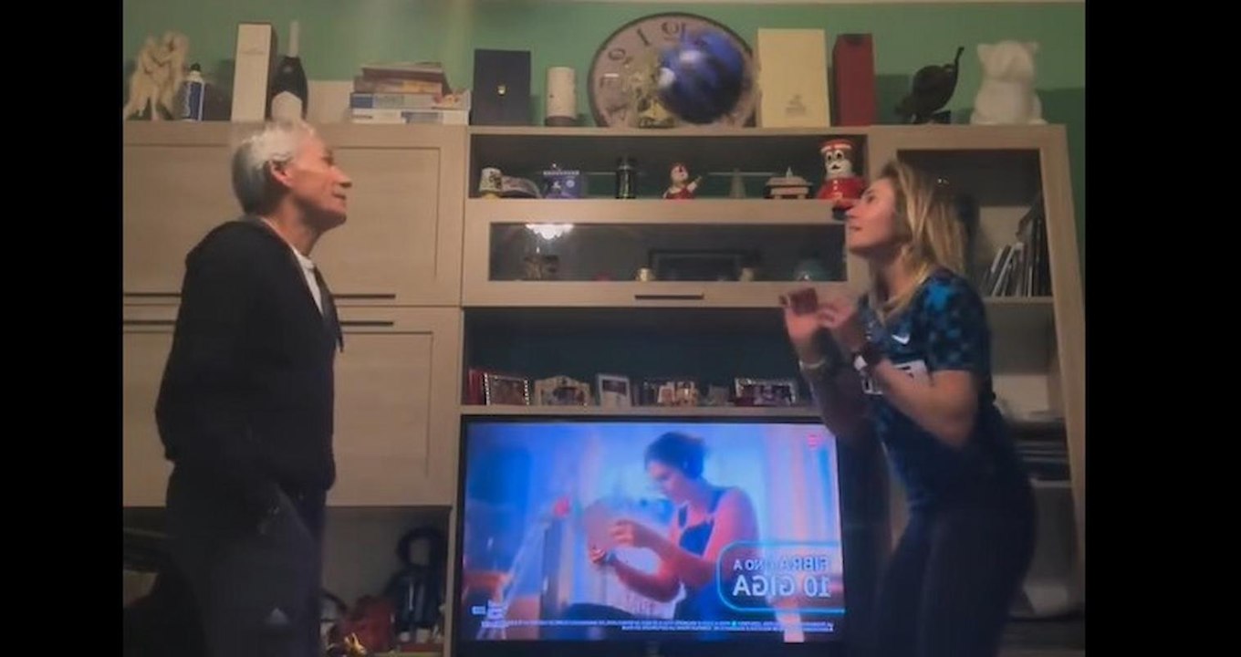 VIDEO / Beppe Baresi compie gli anni. Gli auguri con palleggio in salotto della figlia Regina