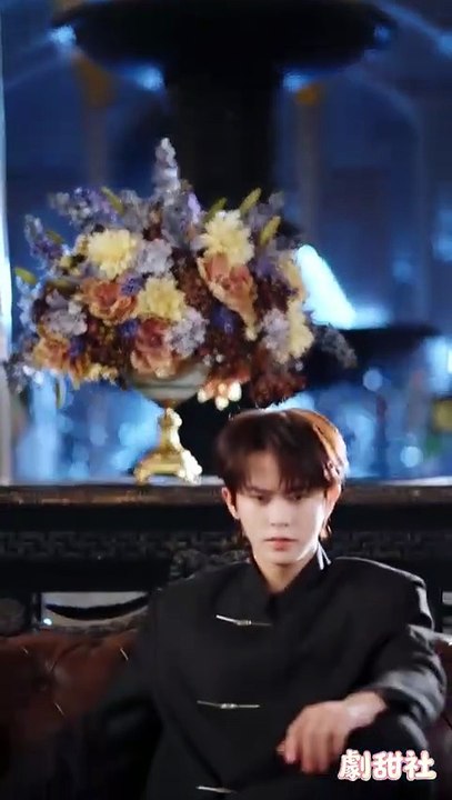 Transmigrated as a timid lead, she takes on all and teases cold villain—who cling&keeps her in bed!