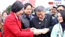 柯文哲談「藍白合」 徐欣瑩送上客家麻糬高喊「熊馬吉」