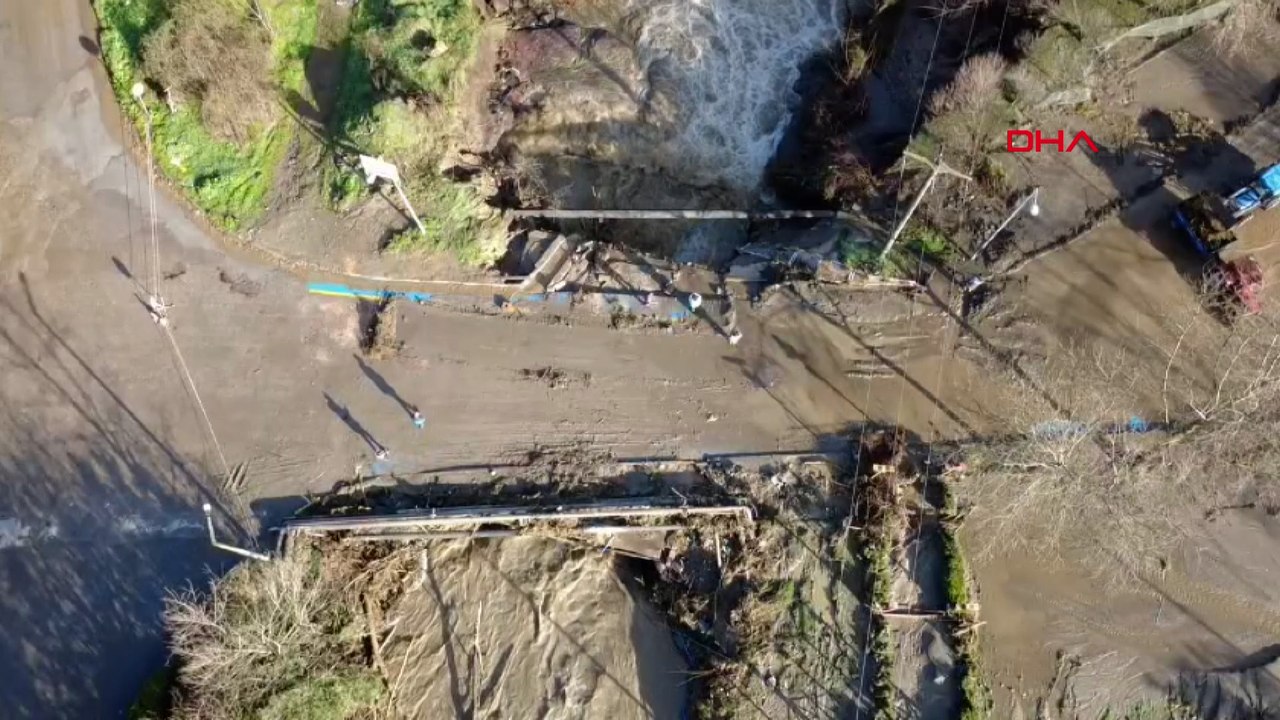 Sağanak sonrası köprü yıkıldı, yollar kapandı
