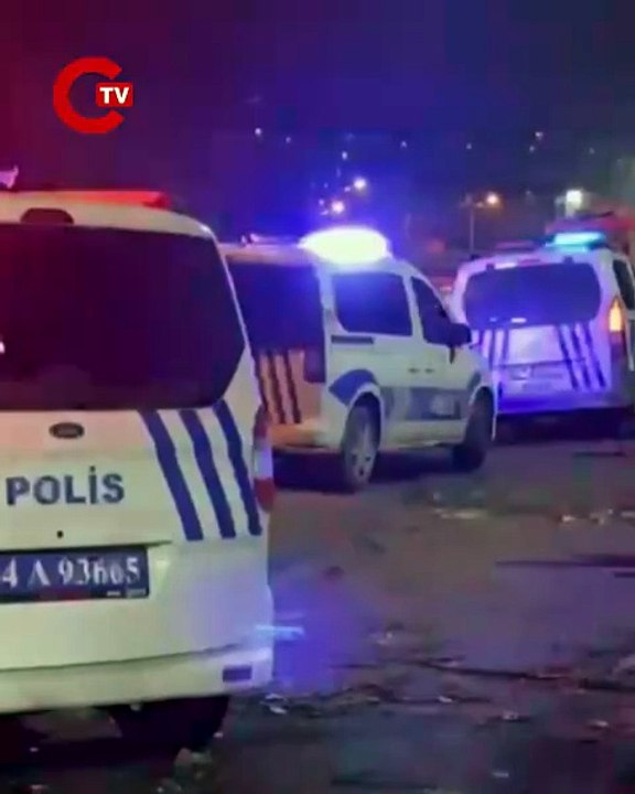 İstanbul'da polis aracı kaza yaptı 2'si polis 3 kişi yaralandı