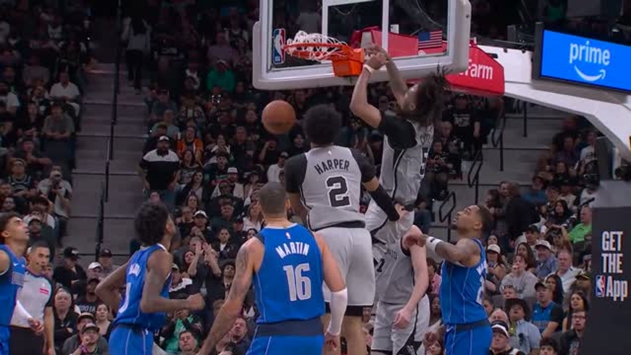 Spurs - Le dunk puissant de Castle