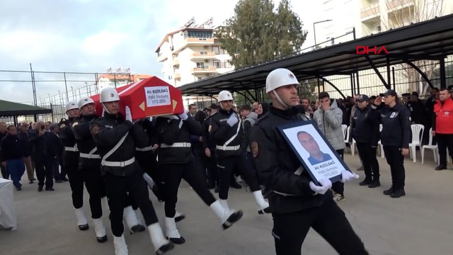 Polis babasının tabutu başında gözyaşı döktü