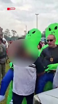 Policiais disfarçados de ETs prendem três suspeitos em megabloco de Ivete Sangalo; assista