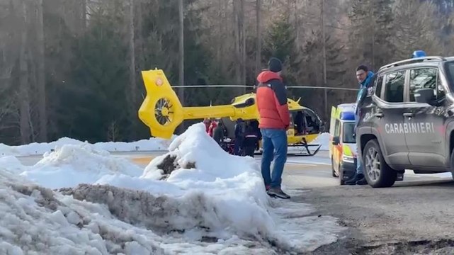 Lindsey Vonn portata via in elicottero dopo la terribile caduta: il video