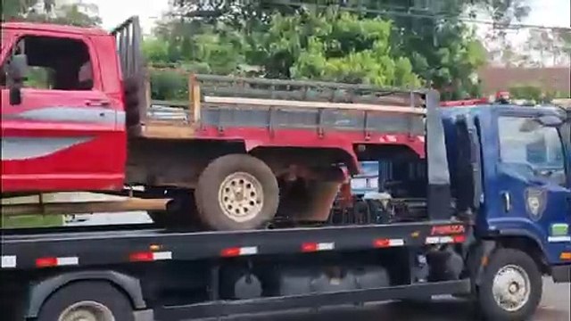 Caminhonete furtada no bairro Veneza é recuperada em área de mata em Cascavel