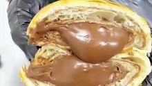 Croissant Bicolore : La Déception Instagram qui Tue la Pâtisserie Française