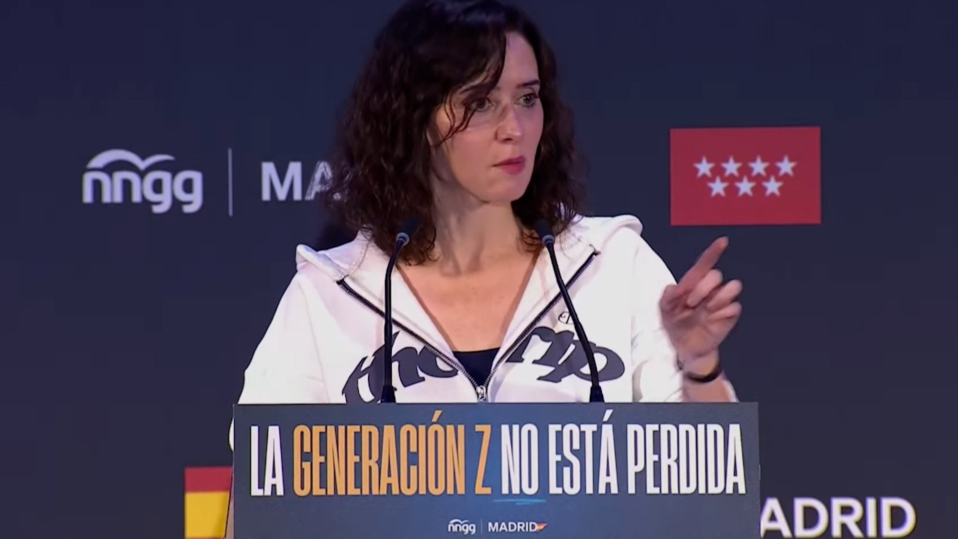 La presidenta de la Comunidad de Madrid, Isabel D�az Ayuso, ha roto su silencio de forma contundente respecto a la pol�mica que sacude al Ayuntamiento de M�stoles. Durante la clausura de la III Academia de la Juventud Madrile�a en San Lorenzo de El Escorial, la l�der del PP regional ha calificado de "caso fabricado" las acusaciones de acoso contra el alcalde Manuel Bautista, situando el origen de la pol�mica en una estrategia de distracci�n del Gobierno central.
Ayuso ha sido tajante al defender la presunci�n de inocencia de su regidor, advirtiendo de que "con nosotros no cuenten para desprestigiar y desguazar la vida de una persona". La presidenta ha lamentado el da�o reputacional que sufren los cargos p�blicos antes de que un juez se pronuncie: "No tienes todo el tiempo del mundo para darle la mano a alguien a quien previamente le has desguazado el honor. Con nosotros no cuenten para desprestigiar, desguazar la vida de una persona y, luego cuando el juez sentencia, pedir o no disculpas".
En su discurso, ha cargado contra el lema "Hermana, yo s� te creo", argumentando que no puede "operar al margen de la justicia, porque es un atentado contra la verdad, contra la violencia, contra las mujeres, contra el abuso". Para la dirigente madrile�a, la izquierda intenta imponer una "justicia popular" o una "justicia de autor" que atenta contra el Estado de derecho.
La l�der del PP de Madrid ha vinculado directamente el estallido de este caso con la comparecencia en el Senado de Paco Salazar, exasesor de Pedro S�nchez. Seg�n Ayuso, los audios y denuncias se han lanzado para "tapar" las revelaciones sobre Salazar y el previsible resultado electoral de Pilar Alegr�a en Arag�n.
"Han fabricado esta semana, justo en el d�a en el que comparec�a Paco Salazar en el Senado... un asunto con grabaciones a medias", ha censurado, criticando adem�s el desigual trato medi�tico de ciertos diarios: "No puede ser que haya cuatro portadas nacionales y que con el caso de Salazar no haya m�s que un ladillo escondido".
Mientras el PP de Madrid estudia acciones legales por "mala fe" y por "prefabricar pruebas" en lo que definen como una "vendeta personal" contra el alcalde, la denunciante tambi�n acudir� a los tribunales. La exedil presentar� una querella por el presunto acoso de Bautista y por coacciones contra los dirigentes populares Alfonso Serrano y Ana Mill�n.
Desde el aparato popular se desmiente cualquier intento de ocultaci�n, asegurando que hasta el �ltimo correo del abogado de la denunciante siempre se abord� el conflicto como un problema de �ndole laboral. Por su parte, Ayuso ha rechazado recibir "lecciones" de quienes, seg�n sus palabras, han celebrado el fin de los plenos del Congreso "pagando a mujeres jovenc�simas".