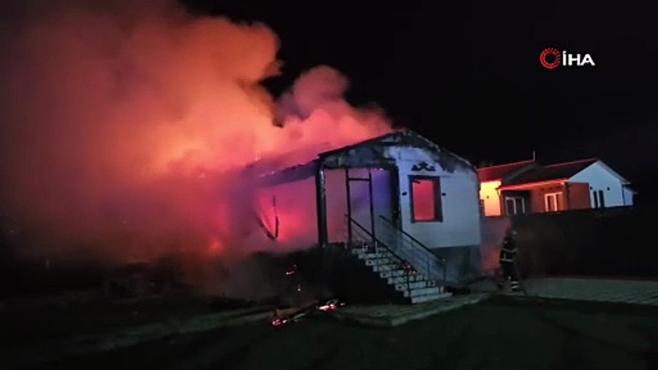 Bağ evi alevlere teslim oldu