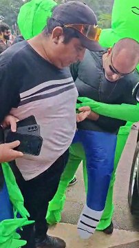 Policiais disfarçados de extraterrestres prendem suspeitos de vender bebidas adulteradas