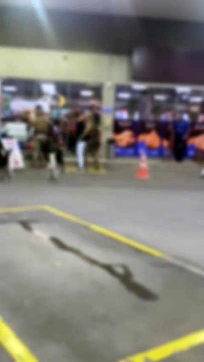 VÍDEO: Policial derruba mulher no chão durante abordagem em posto de gasolina em SC