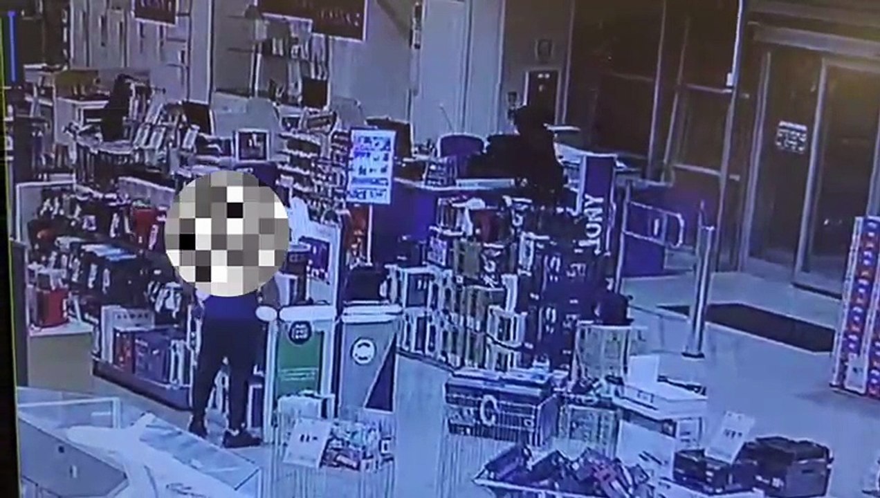 Alghero, il rapinatore con la maschera della Casa di carta messo in fuga dal commesso