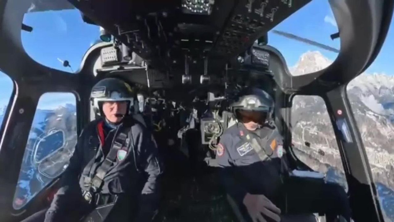 Con l'elicottero della Polizia di Stato in volo sopra Cortina: le fotografie di Massimo Sestini