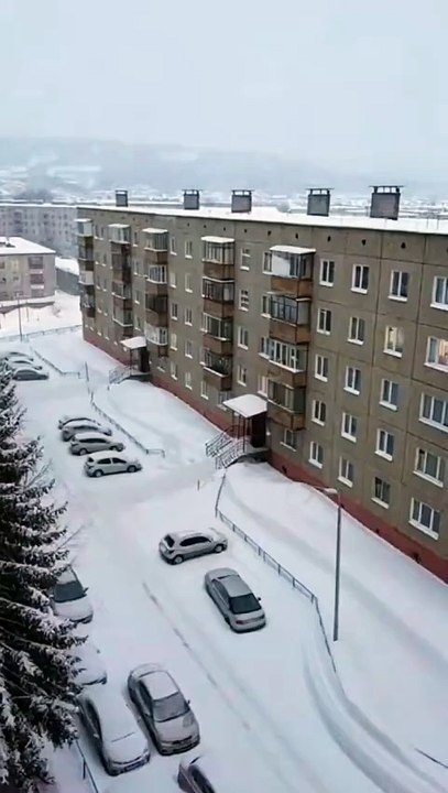 ❄️🇷🇺 🌨️ Voici jusqu’où le niveau de la neige est monté dans l’une des villes russes à cause de la tempête de neige ! 😲🏙️