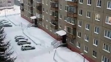 ❄️🇷🇺 🌨️ Voici jusqu’où le niveau de la neige est monté dans l’une des villes russes à cause de la tempête de neige ! 😲🏙️