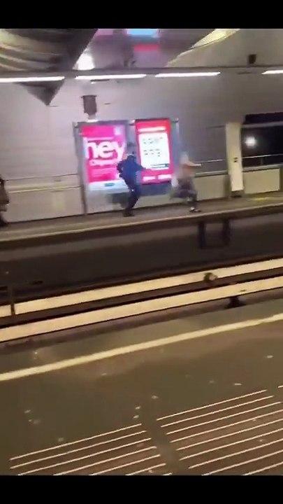 🚨📱 Une vidéo virale circule montrant une femme musulmane voilée fuyant un harcèlement et se retrouvant prise pour cible par la police néerlandaise. 🧕⚠️🇳🇱