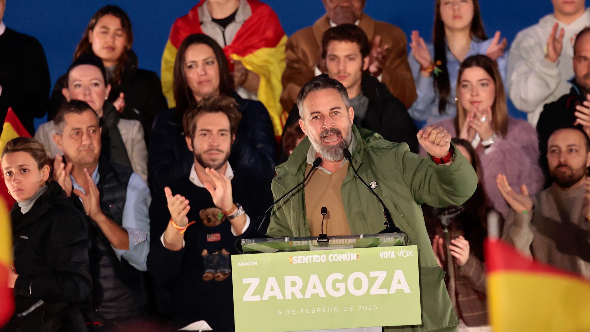 Tras conocerse los resultados de las elecciones auton�micas, el l�der de Vox, Santiago Abascal, ha tendido la mano al Partido Popular para formar un gobierno de coalici�n en Arag�n. Sin embargo, el ofrecimiento llega con una advertencia contundente: el candidato popular, Jorge Azc�n, deber� aceptar un giro radical en sus planteamientos institucionales si desea contar con el apoyo estrat�gico de los 14 diputados obtenidos por la formaci�n encabezada por Alejandro Nolasco en la comunidad.