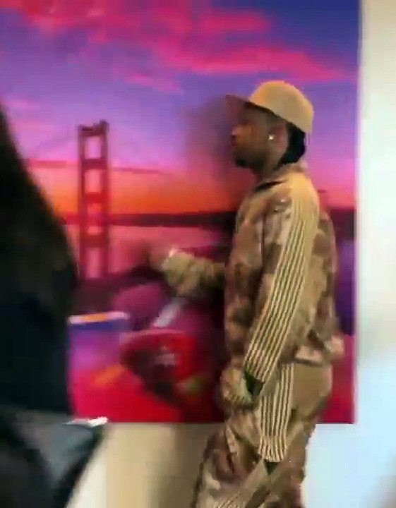 21 Savage basically running into the wall tryna  prove he not with Kendall Jenner 🤣