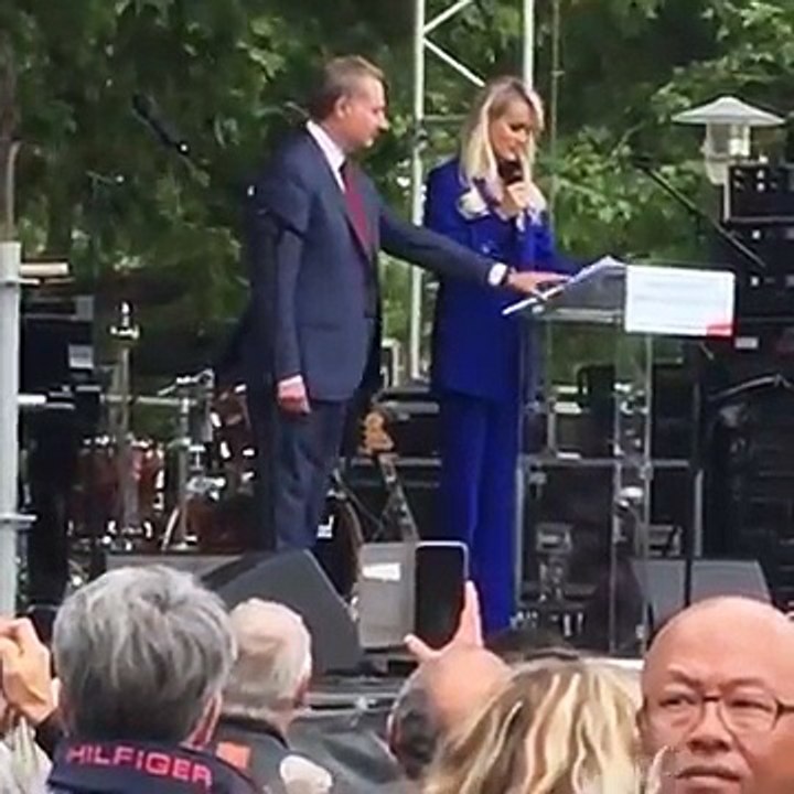 2019 – Johnny Hallyday – Laeticia Hallyday inaugure l’esplanade Johnny Hallyday à Toulouse (15 juin)