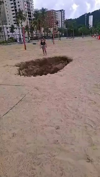Rompimento de tubulação abre cratera na orla do Canto do Forte, em Praia Grande