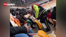 Stadyumda üşüyen çocuğu fark etti! Polis memurunun yüreği dayanmadı: Çoraplarını çıkarıp verdi!