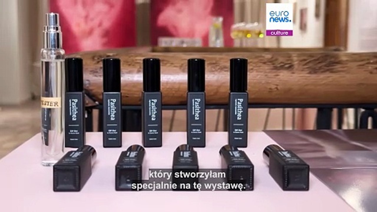 Wystawa "Pasithea": senne, rozmazane kontury, miodowy zapach, kaskada różu