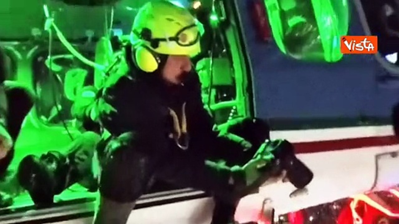 Cerimonia d'apertura Milano Cortina, la visuale dall'alto dall'elicottero della Polizia di Stato