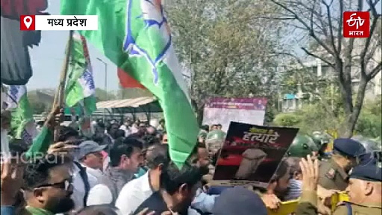 गोमांस और गंदे पानी को लेकर गुस्सा फूटा, कांग्रेसियों ने महापौर के पुतले को जूते-चप्पल से पीटा