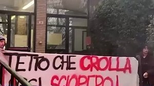 Serpieri, il video della protesta degli studenti dopo la caduta del controsoffitto
