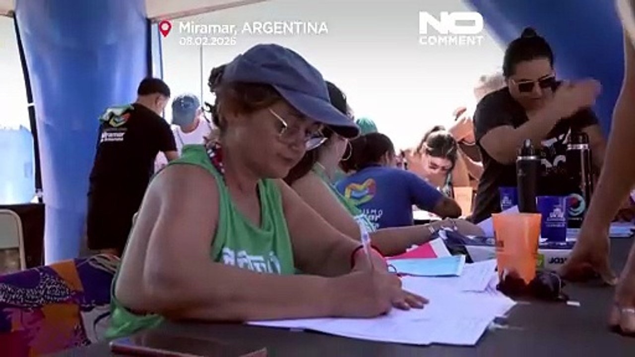 Weltrekordversuch: schwimmer treiben im argentinischen salzsee mar chiquita