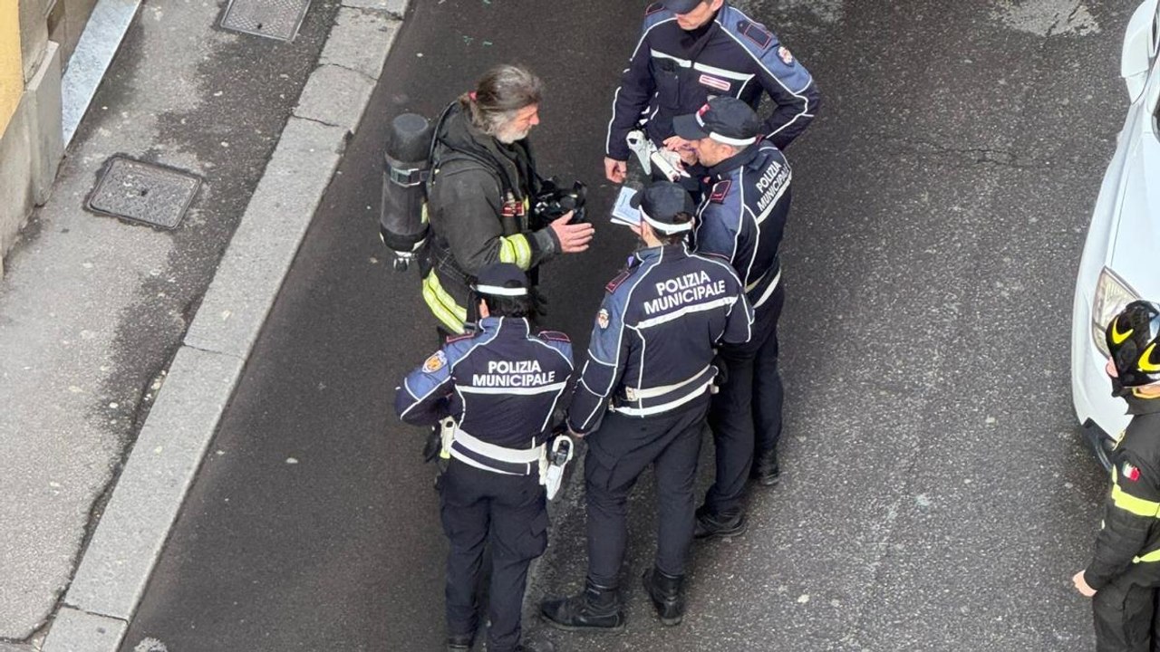 Fiamme in una casa di rider in Borgo San Frediano a Firenze, i vicini riprendono l'incendio: «Troppi tutti insieme in una casa»
