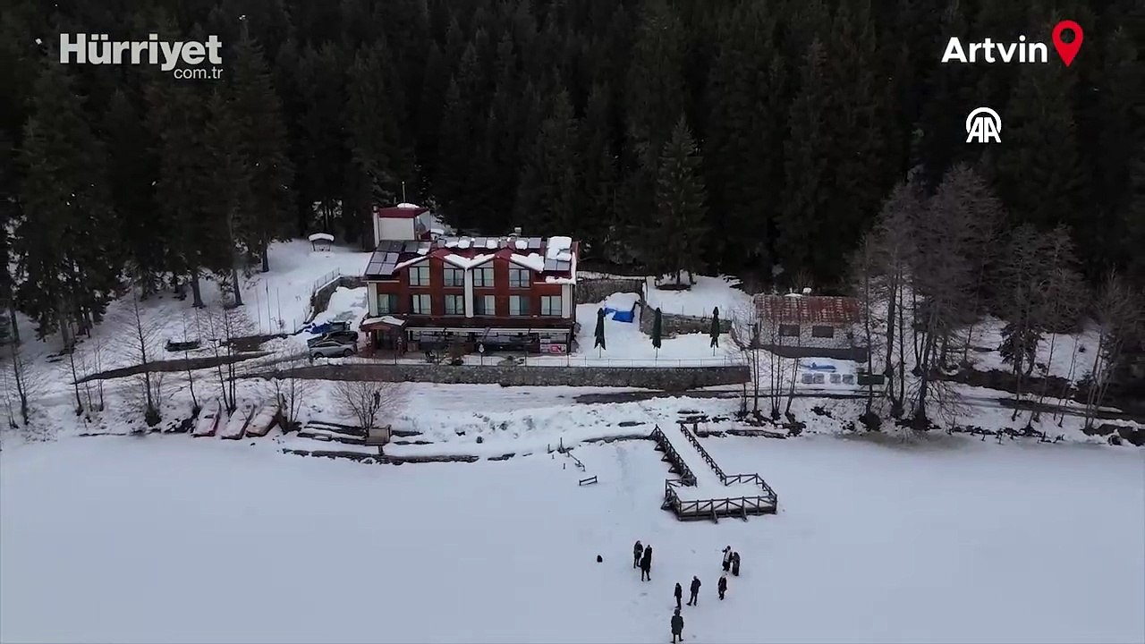 Artvin'in "sakin şehir" ünvanlı Şavşat ilçesindeki Karagöl'ün yüzeyi buz tuttu