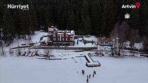 Artvin'in "sakin şehir" ünvanlı Şavşat ilçesindeki Karagöl'ün yüzeyi buz tuttu