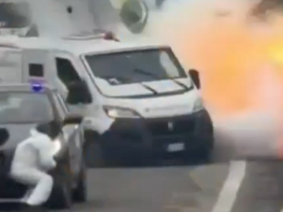 Räuber sprengen Geldtransporter mitten auf der Straße