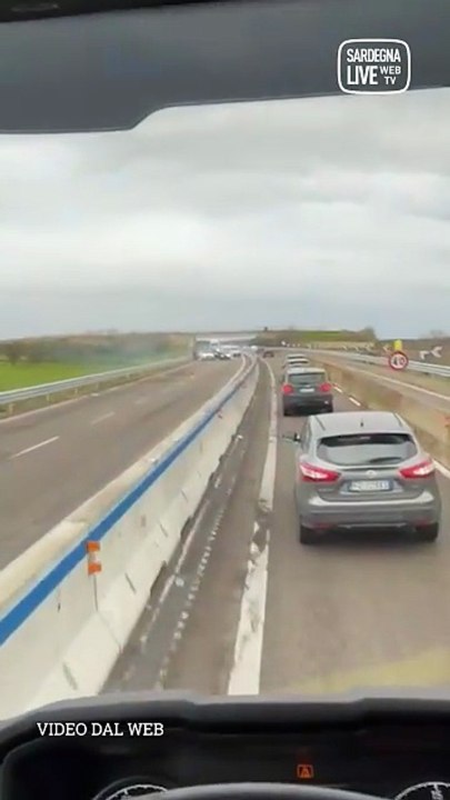 Assalto armato al portavalori sulla Lecce-Brindisi: strada bloccata ed esplosione in diretta