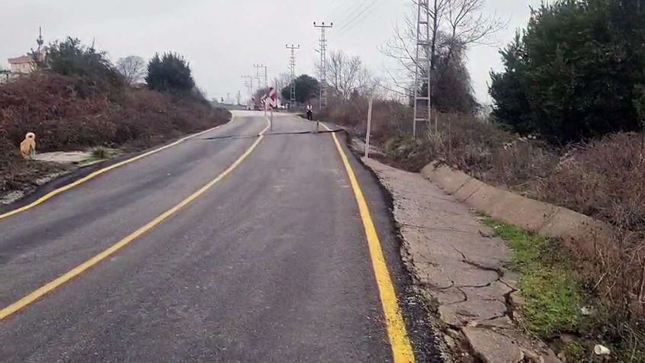 Heyelan meydana gelen yolu görüntüledi “Önlem alınmazsa bu yol denize kadar gider”