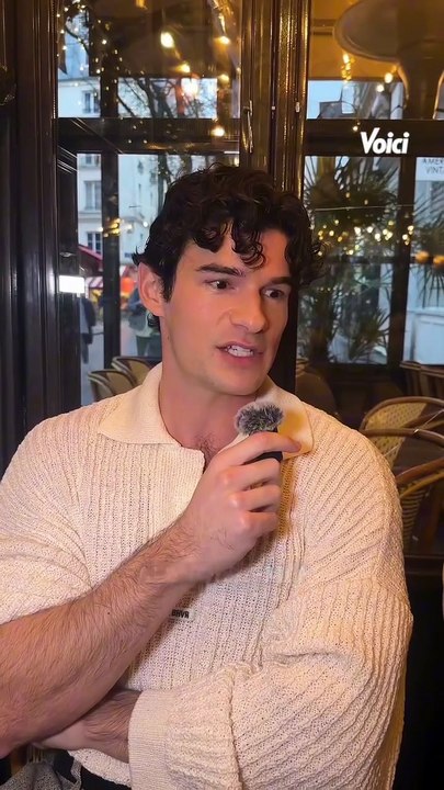 Ce que vous ne saviez (peut-être) pas sur Paul Forman Derrière Nicolas de León dans @emilyinparis, @peforman cache bien des facettes. Passionné d’échecs au point d’y jouer tous les jours, il rêve même de compétitions et s’apprête à assister aux Chess Fin