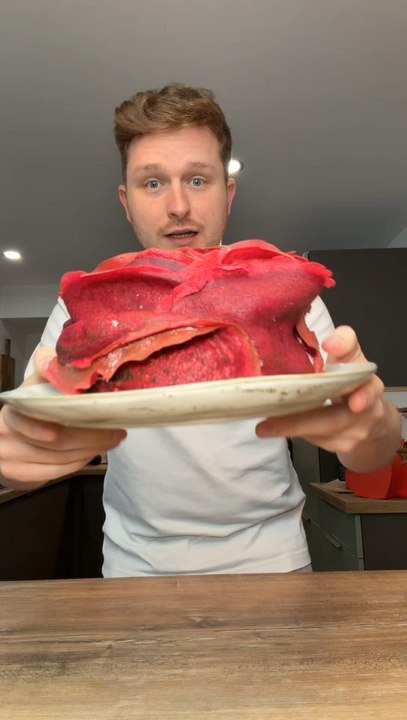 Le gâteau parfait pour la Saint-Valentin 😍✨Un gâteau en forme de rose, idéal pour déclarer votre flamme 🎉🌹J’ai choisi d’ajouter un coulis de fruits rouges, et pour la petite touche d’originalité, une chantilly à l’ube 😍✨